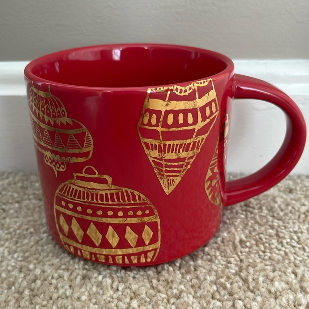EUC STARBUCKS 2015 Christmas Porcelain Mug Red Gilded Gold Ornaments 14 Fl oz